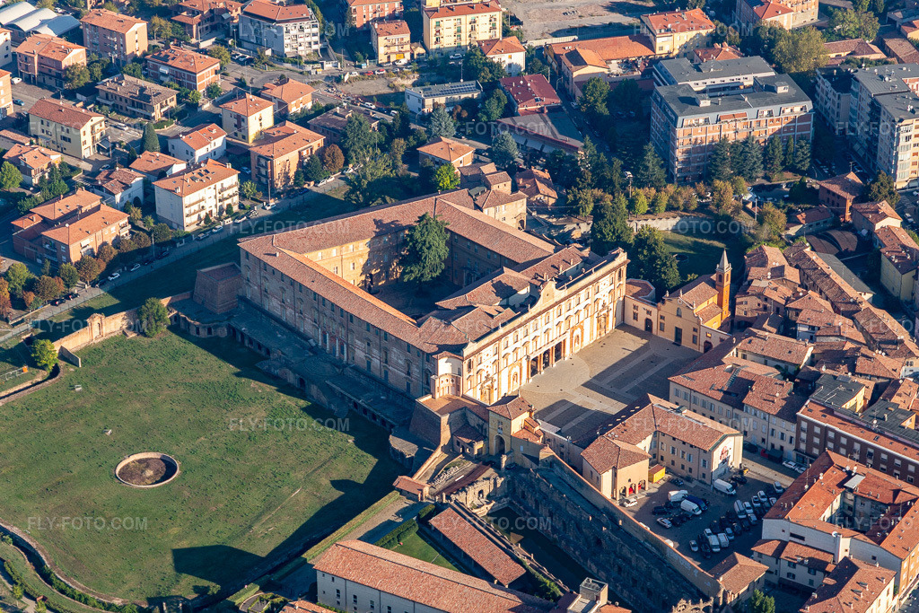 Aerial view: Parco Ducale, Giardini Ducali and Palazzo Ducale in Sassuolo in the state Modena, Italy. – Photo: IMG_134945.jpg taken on 09/20/2022 by Werner Riehm/FLY-FOTO.com – Resolution of the original: 5472 x 3648 px – Comune di Sassuolo - Comune di Sassuolo – Visit Sassuolo – Sassuolo, La città da scoprire. Guida di Sassuolo. – Palazzo Ducale - Gallerie Estensi