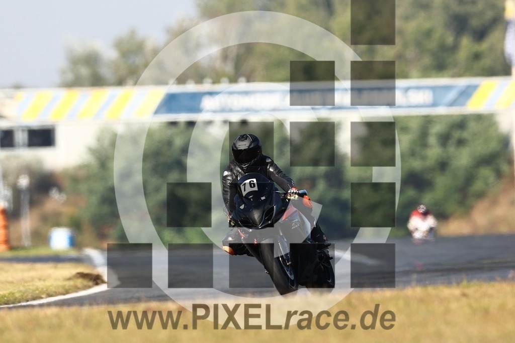 0076-20240904_00478 | Schöne Erinnerungen an spannende Momente - das festzuhalten ist unser Job. PIXELrace.de ist seit 2003 auf den Rennstrecken Europas unterwegs um die Action draußen beim Fahren und die wunderbare Stimmung imm Fahrerlager für euch einzufangen.