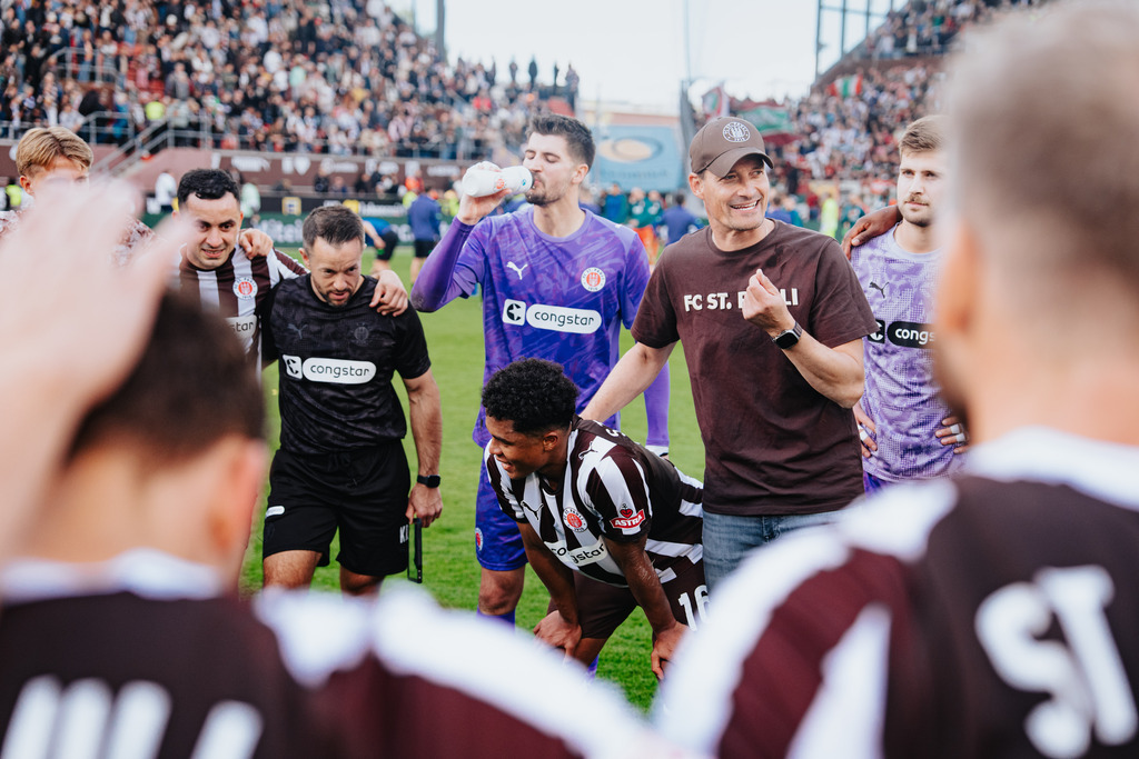 FCS05494 | Der offizielle Shop für FC St. Pauli Fotos. Wähle aus Spielszenen & Fanmomenten dein FCSP Wunschformat. Wir liefern Millerntor-Atmosphäre.