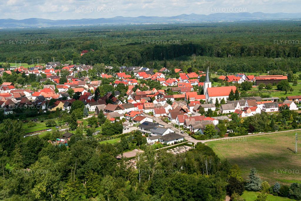 Aerial view: Scheibenhardt in Scheibenhard in the state Bas-Rhin, France. – Photo: IMG_3587.jpg taken on 08/31/2006 by Werner Riehm/FLY-FOTO.com – Resolution of the original: 3456 x 2304 px