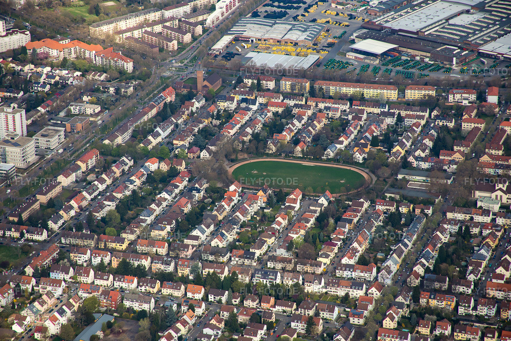 Luftbild: Sportplatz- Fussballplatz im Ortsteil Almenhof in Mannheim im Bundesland Baden-Württemberg in Deutschland. Foto: IMG_076969.jpg vom 12.04.2015 durch Werner Riehm/FLY-FOTO.de