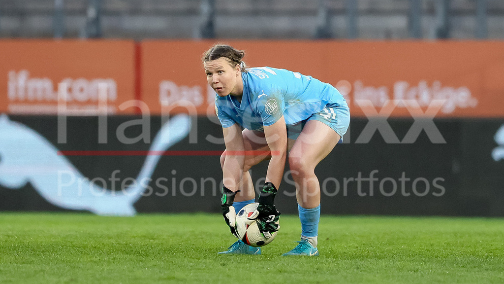 Fussball, Google Pixel Frauen-Bundesliga, SGS Essen - SV Werder Bremen | v.li.: Kim Sindermann (Torhüterin, Torwart, SGS Essen, 31) am Ball, Freisteller, Einzelbild, Ganzkörper, Aktion, Action, Spielszene, DIE DFB-RICHTLINIEN UNTERSAGEN JEGLICHE NUTZUNG VON FOTOS ALS SEQUENZBILDER UND/ODER VIDEOÄHNLICHE FOTOSTRECKEN. DFB REGULATIONS PROHIBIT ANY USE OF PHOTOGRAPHS AS IMAGE SEQUENCES AND/OR QUASI-VIDEO.