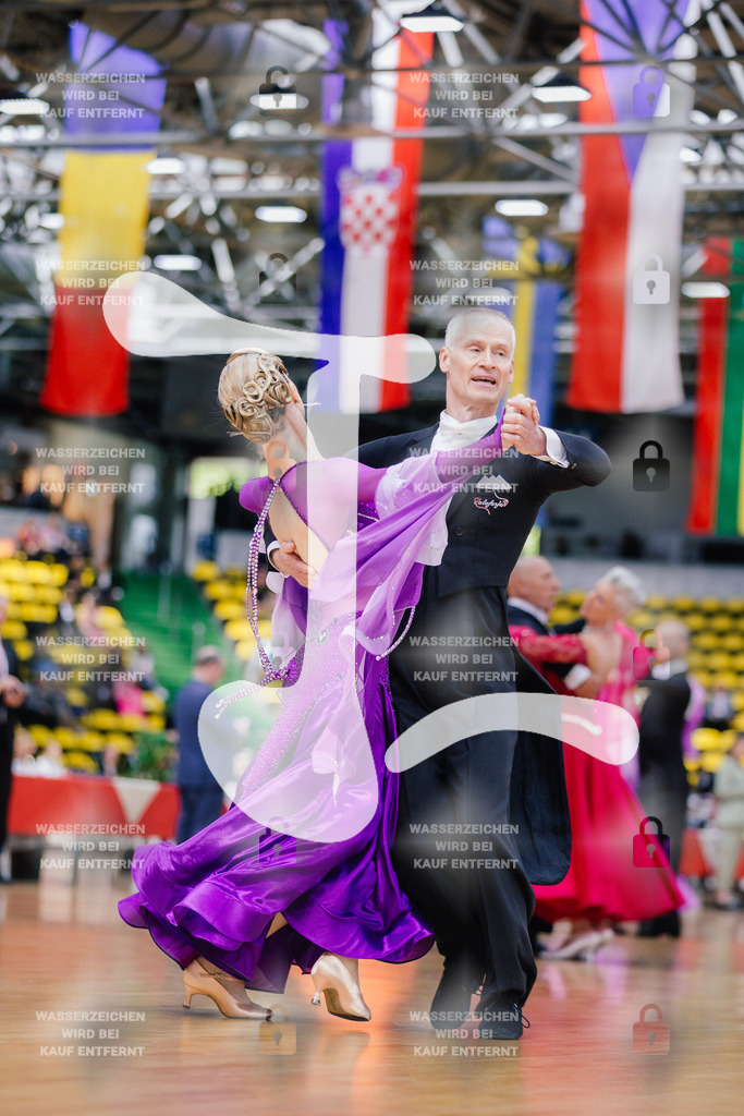 Hessen Tanzt WDSF Open Senior III Standard 73rd (200) Dr. Thomas Aicher _ Dr. Sibylle Aicher (Tanzclub Blau-Gold Regensburg)-2025-05-17-8027 | Webshop for digital downloads and prints of dance sport, event & show photographer Julian Link - Realisiert mit Pictrs.com
