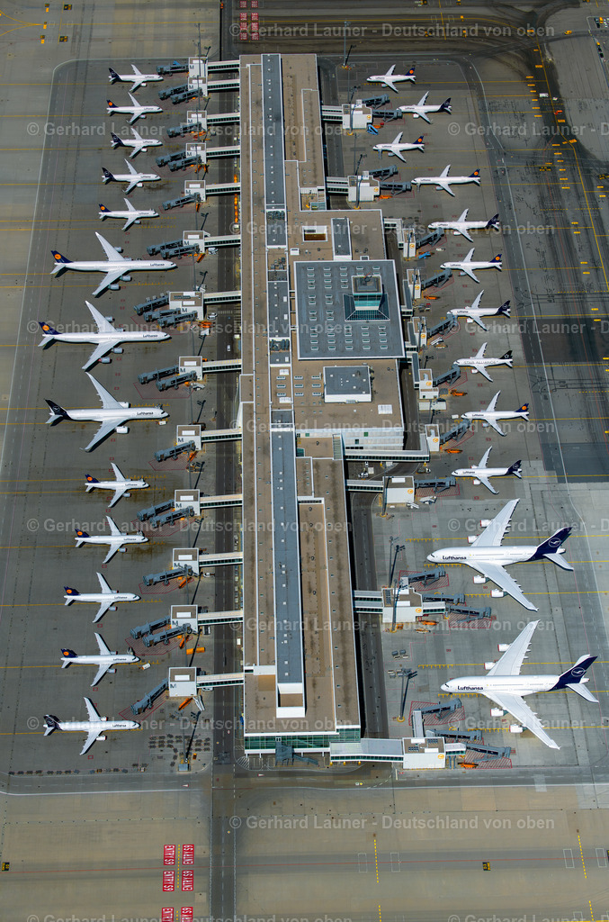 4021223 | Terminal 2 Satellit, MüNCHEN-FLUGHAFEN 08.04.2020 Passagierflugzeuge krisenbedingt stillgelegt auf der Parkpositionen und Abstellfläche auf dem Flughafen in München im Bundesland Bayern, Deutschland. // Passenger aircraft decommissioned due to the crisis on the parking positions and parking space at the airport in Munich in the state Bavaria, Germany. Foto: Gerhard Launer