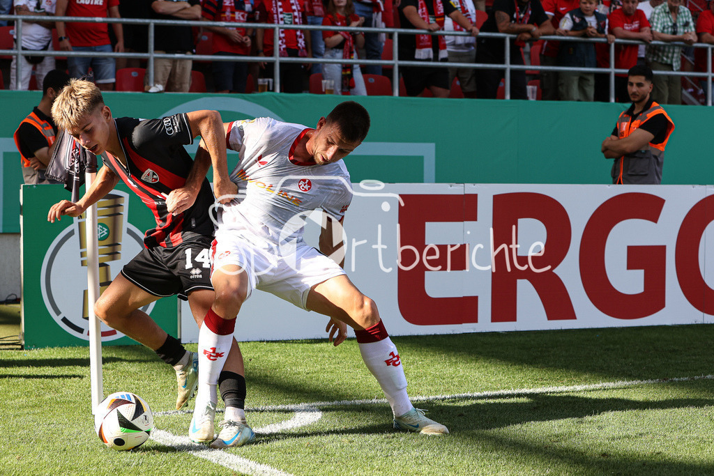 FC Ingolstadt - 1. FC Kaiserslautern | im Duell Max PLATH (FCI #14) und Daniel Patrick HANSLIK (FCK #19) / Zweikampf