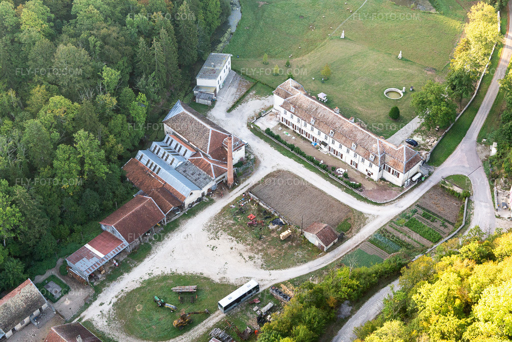 Aerial view: Au Moulin de la Frézelle in Rollainville in the state Vosges, France. – Photo: IMG_118415.jpg taken on 09/16/2019 by Werner Riehm/FLY-FOTO.com – Resolution of the original: 5472 x 3648 px