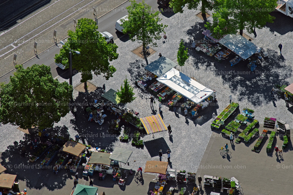 4026348A | ERFURT 07.05.2020 Verkaufsstände und Handelsbuden auf dem Domplatz im Ortsteil Altstadt in Erfurt im Bundesland Thüringen, Deutschland. // Sale stands and trade stalls in the market place on Domplatz in the district Altstadt in Erfurt in the state Thuringia, Germany. Foto: Gerhard Launer
