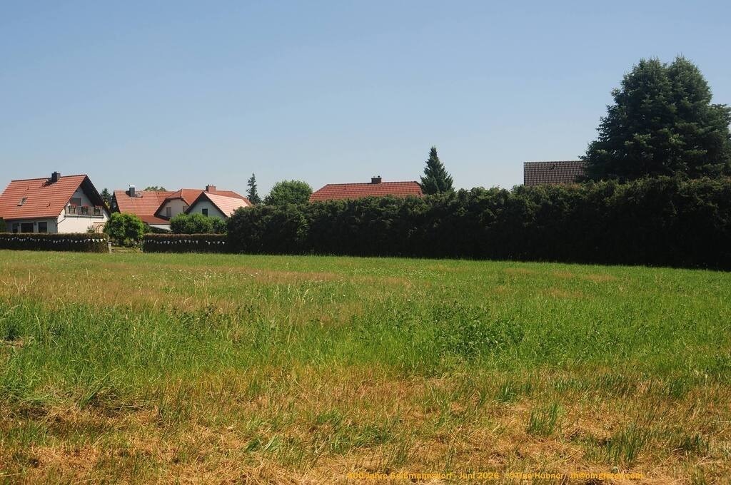 Geißmannsdorf-2026-Ortsbilder-613 | Geißmannsdorf bei Bischofswerda im Sommer 2026. Ein fotografischer Streifzug durch das Dorf Geißmannsdorf, mit Gebäuden, Straßen, Strohpuppen und geschmückten Vorgärten und Grundstücken anlässlich der 800-Jahr-Feier von Geißmannsdorf im Juni 2026 - Realisiert mit Pictrs.com