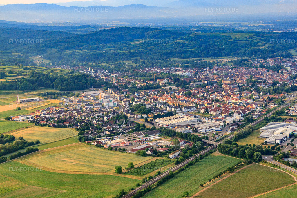 Luftbild: Ortsansicht von Norden in Kenzingen im Bundesland Baden-Württemberg in Deutschland. Foto: IMG_68150.jpg vom 19.06.2014 durch Werner Riehm/FLY-FOTO.de – Auflösung des Originals: 4752 x 3168 px