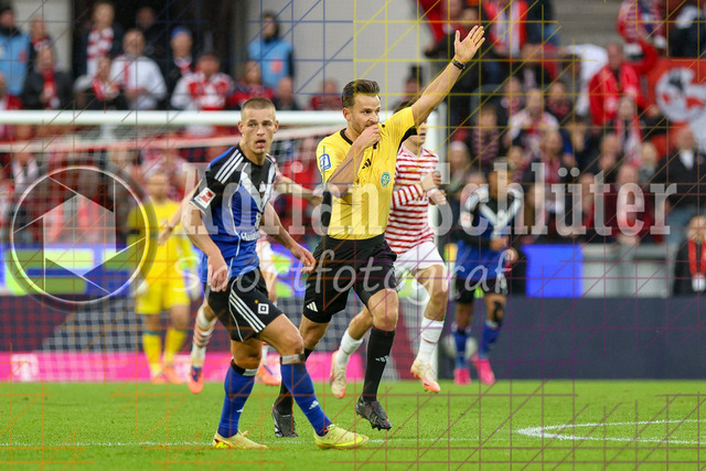 1. FC Köln vs Hamburger SV - 1. Bundesliga  | Köln, Deutschland, 02.11.25:   Schiedsrichter Daniel Schlager gestikuliert, Gestik waehrend des Spiels der Bundesliga zwischen  1. FC Köln vs Hamburger SV in der RheinEnergieStadion(Foto von Brauer-Fotoagentur / Adrian Schlueter)