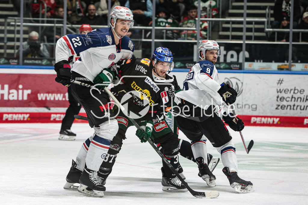 Augsburger Panther - Nürnberg ICE Tigers | v. l. Oliver MEBUS (NIT #22), Terry BROADHURST (AEV #37) und Rick SCHONFIELD (NIT #9)