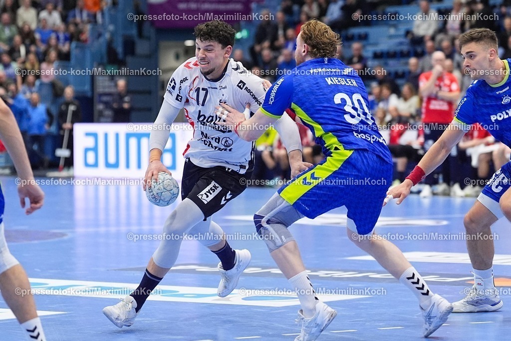 xYDRx10022601024 | 10.02.2026, xydrx, Handball, 1.HBL, VfL Gummersbach - SG Flensburg-Handewitt, Schwalbe-Arena: Marko Grgic (SG Flensburg-Handewitt #17) im Zweikampf gegen Tom Kiesler (VfL Gummersbach #30)   Photo: xYannisxDreimannxPressefotoKochx