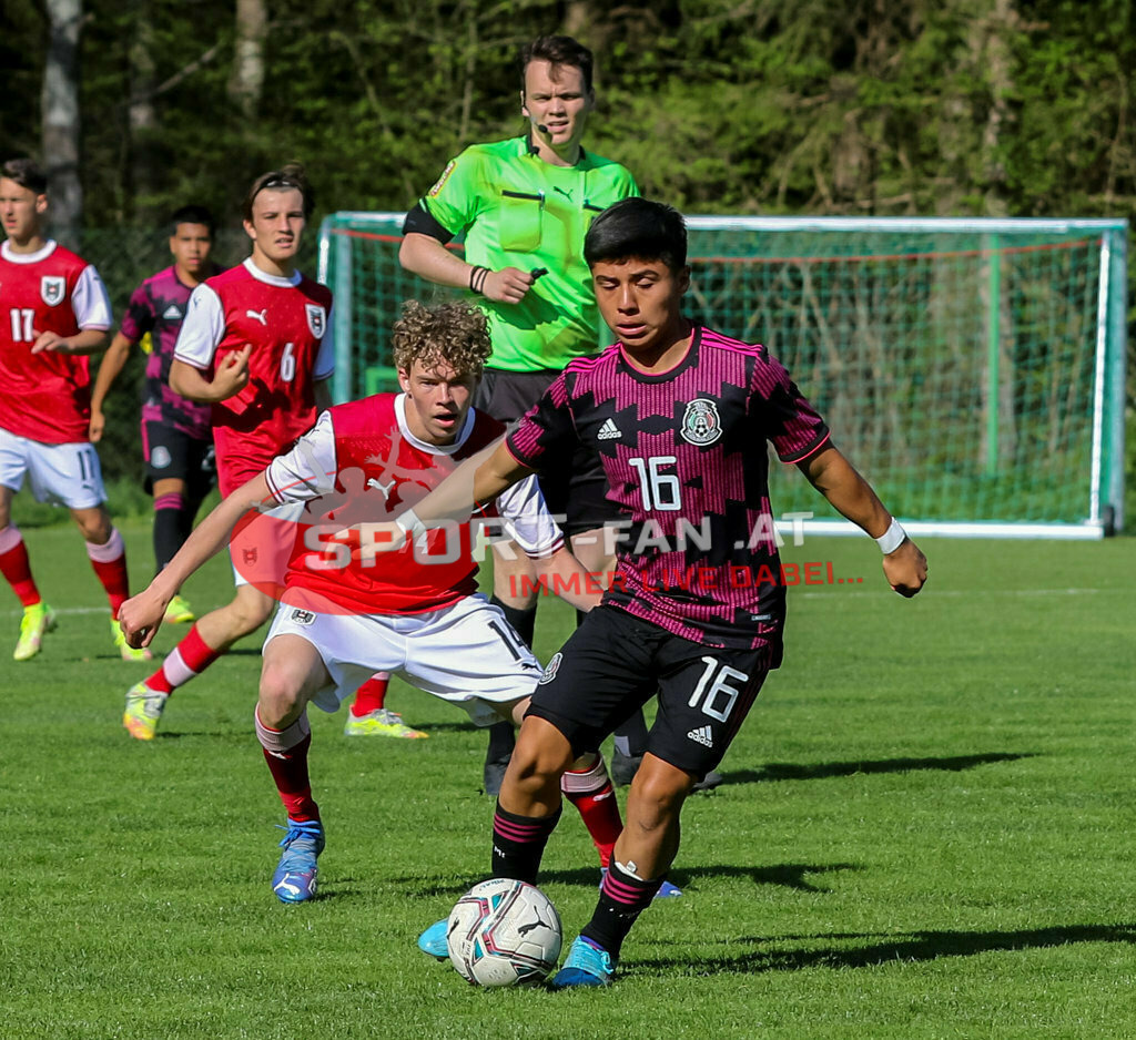AUSTRIA U15 - MEXICO U15 | MARCEL STÖHR (Austria #14) Jesus Torres (Mexico #16) Gadler Philip (Referee) ; AUSTRIA U15 - MEXICO U15 am 29.04.2022 in Arnoldstein
(Sportplatz), AUSTRIA, (Photo by Ernst Krawagner sport-fan.at) - Realisiert mit Pictrs.com