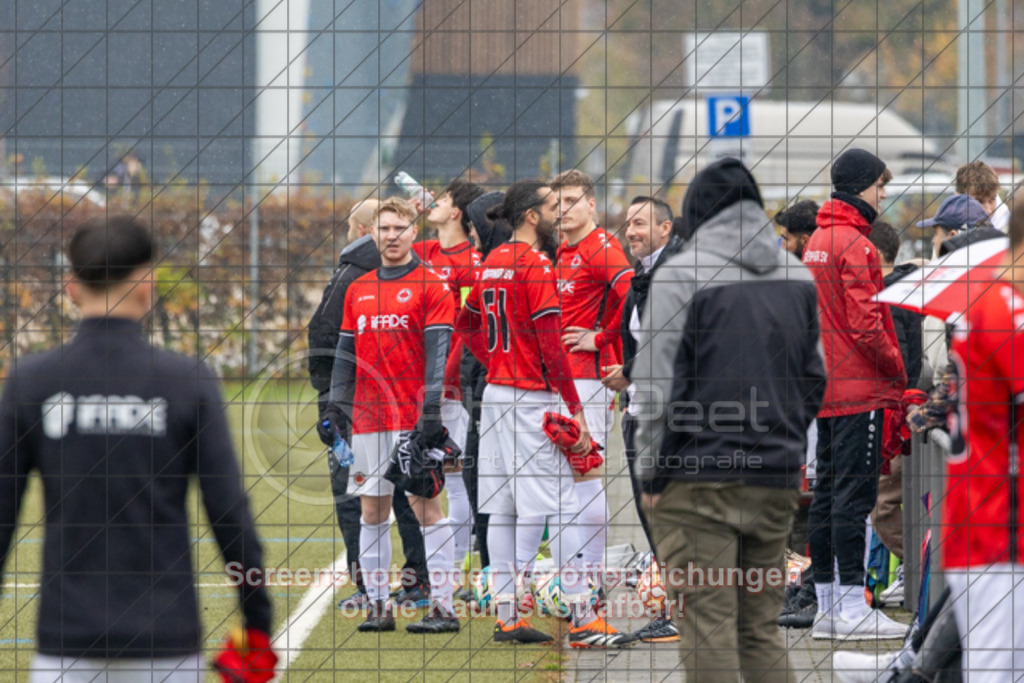 20251109_123138_0001 | #,1.Göppinger SV II (rot) vs. TV Jahn Göppingen II (blau), Fussball, Kreisliga B8, Bezirk Neckar/Fils, 12. Spieltag, Saison 2025/2026, Kunstrasenplatz Süd, Hohenstaufenstraße 116, 73033 Göppingen, 09.11.2025 - 12:30 Uhr,Foto: PhotoPeet-Sportfotografie/Peter Harich