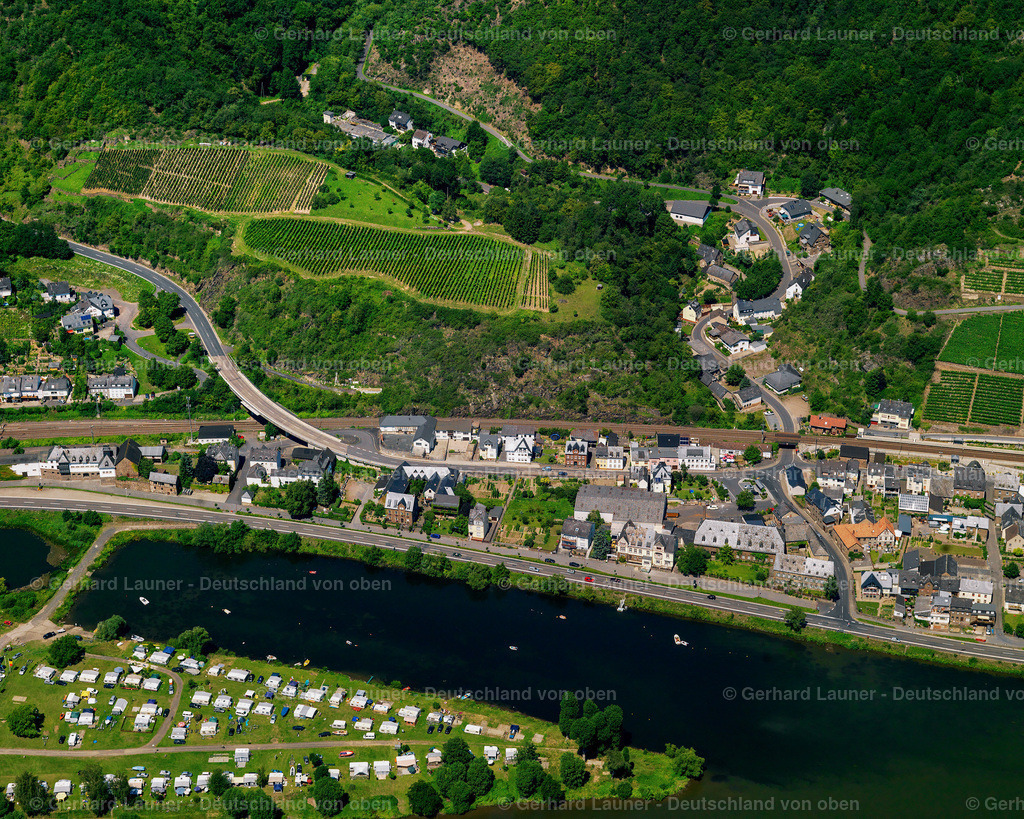 2721697 | Weinhänge an der Mosel bei  Hatzenport