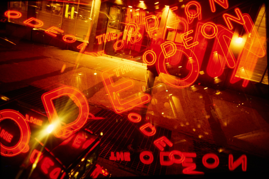 USA_NY_citylights_1980_9788 | Neonlichter, the Odeon, eines der bekanntesten Restaurants in Midtown Manhattan. 