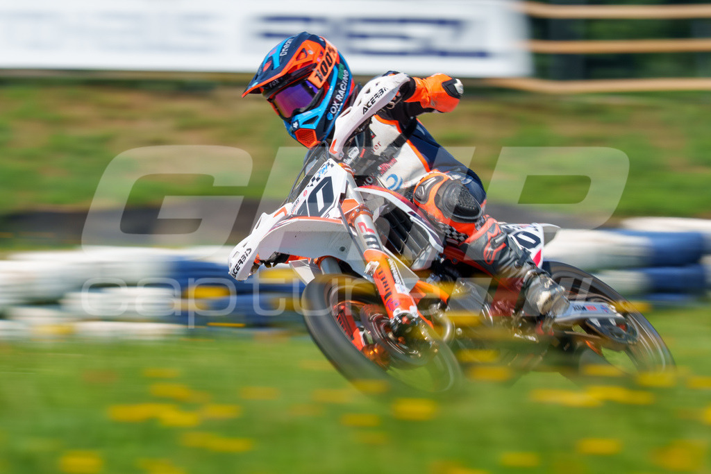 G-Cup + Supermoto Staatsmeisterschaft + Hungarian Supermoto Championship | GRIPcapture steht für authentische Sportfotografie in Österreich – für Momente, die mehr sind als Geschwindigkeit oder Ergebnis. Es geht um Emotion, Spannung, Fokus und den Augenblick, der oft nur einen Wimpernschlag dauert.Ob Motorsport, Teamsport oder 