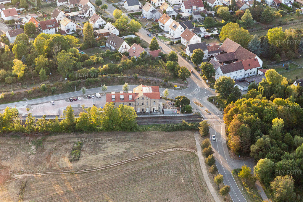 Hotel Restaurant Alter Bahnhof 1864 | Luftbild: Hotel Restaurant Alter Bahnhof 1864 in Rohrbach im Bundesland Rheinland-Pfalz in Deutschland. Foto: IMG_117481.jpg vom 06.09.2019 durch Werner Riehm/FLY-FOTO.de - Realisiert mit Pictrs.com