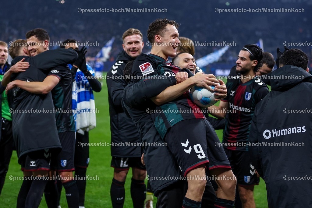 S0401022501111 | 01.02.2025, Fußball, FC Schalke 04 - 1. FC Magdeburg, 2.. Fußball Bundesliga, 20. Spieltag, Veltins-Arena Gelsenkirchen, Saison 2024 2025: Freude und Emotionen nach dem 5:1 Sieg für Magdeburg. Der vierfache Torschütze Martijn Kaars (1.FC Magdeburg #9)  hat sich den Spielball gesichert und steht jubelnd und tanzend mit der Mannschaft vor den feiernden Fans. DFB regulations prohibit any use of photographs as image sequences and or quasi-video.