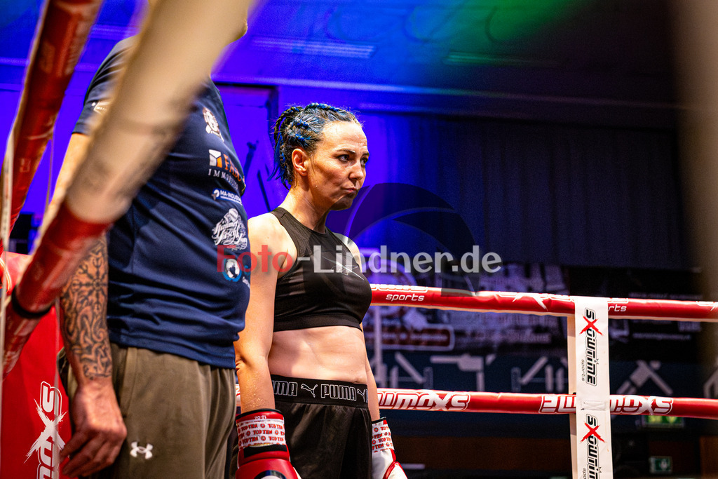 Alexandra Pasztor (Kickboxen Tutzing - blau) gegen Natascha Stark (MFA Penz - rot) | MFA Fight Night Lowkick bis 65kg Kampf 12, Alexandra Pasztor (Kickboxen Tutzing - blau) gegen Natascha Stark (MFA Penz - rot), 20251108,,2025-11-08 in Penzberg (Wellenberghalle Penzberg), Copyright: WolfgangxLindner www.foto-lindner.de