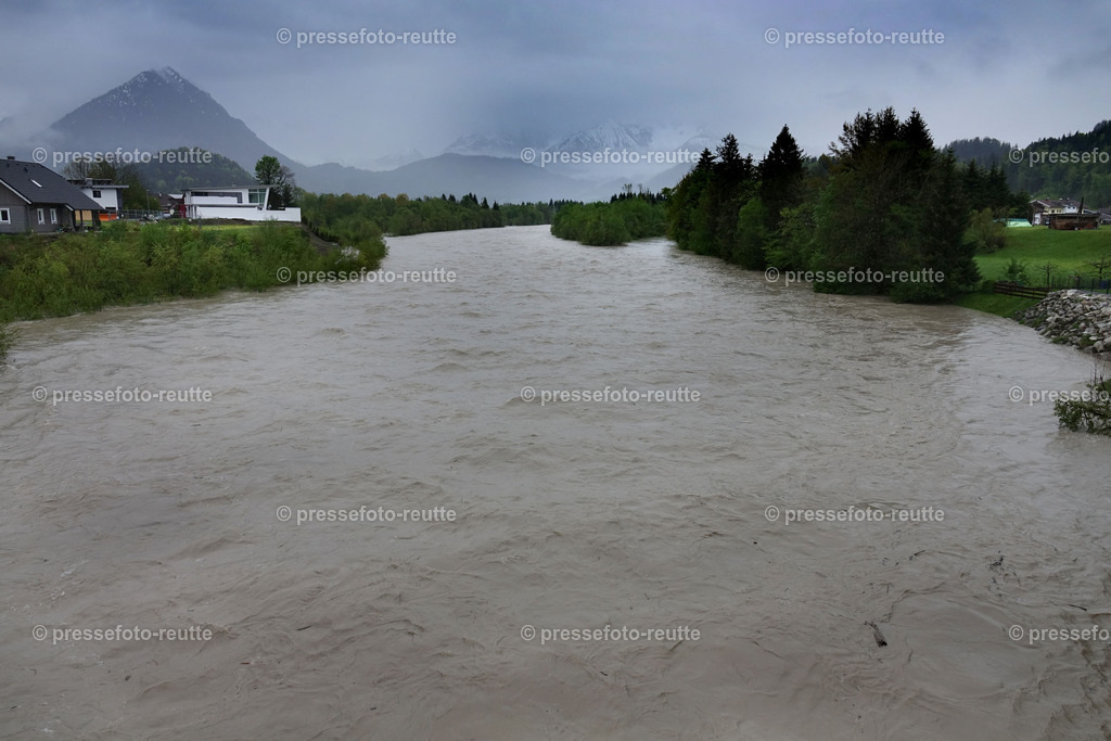 welltvi-Lechbruecke-Pflach-Hochwasser-21052019-DSD01327 | Info aus dem Bezirk Reutte/Ausserfern Tirol sowie eine umfangreiche Bilddatenbank über die gesamte Region: Lechtal, Talkessel Reutte, Tannheimertal, Zwischentoren. Lech, Plansee, Zugspitze, Grenztunnel, B179, Fernpassstraße, Verkehr, Lawinen, Tradition, - Realisiert mit Pictrs.com