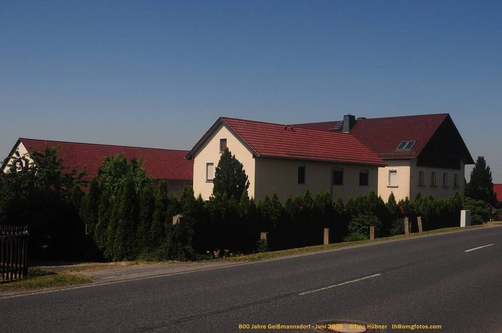 Geißmannsdorf-2026-Ortsbilder-039 | Geißmannsdorf bei Bischofswerda im Sommer 2026. Ein fotografischer Streifzug durch das Dorf Geißmannsdorf, mit Gebäuden, Straßen, Strohpuppen und geschmückten Vorgärten und Grundstücken anlässlich der 800-Jahr-Feier von Geißmannsdorf im Juni 2026 - Realisiert mit Pictrs.com