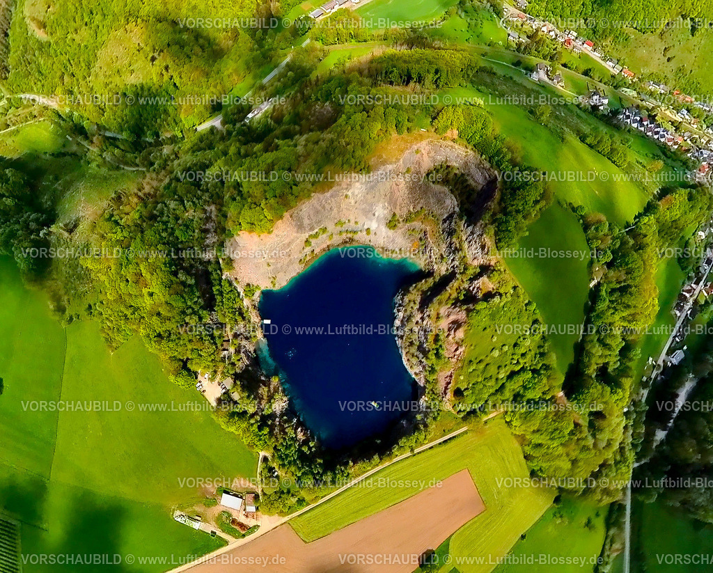 Brilon240590457SeeImBergMuehlenberg | Luftbild, See im Berg, kreisrunder Steinbruchsee im Naturschutzgebiet Mühlenberg, Tauchgewässer bestehend nur aus Regenwasser, Taucher bei der Ausbildung, Erdkugel, Fisheye Aufnahme, Fischaugen Aufnahme, 360 Grad Aufnahme, tiny world, little planet, fisheye Bild, Messinghausen, Brilon, Sauerland, Nordrhein-Westfalen, Deutschland
