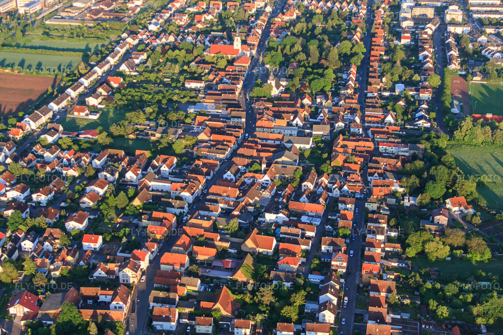 Luftbild: Ortsansicht von Osten im Ortsteil Queichheim in Landau im Bundesland Rheinland-Pfalz in Deutschland. Foto: IMG_64577.jpg vom 04.05.2014 durch Werner Riehm/FLY-FOTO.deAuflösung des Originals: 4752 x 3168 px
