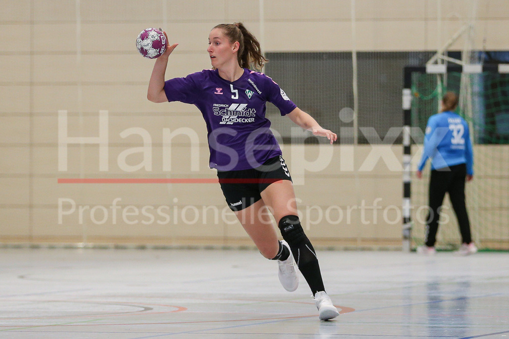 Handball, Testspiel Frauen, VfL Oldenburg - SV Werder Bremen | v.li.: Lara Niemann (SV Werder Bremen, 5) Freisteller am Ball, Einzelfoto, Spielszene, Aktion, Action