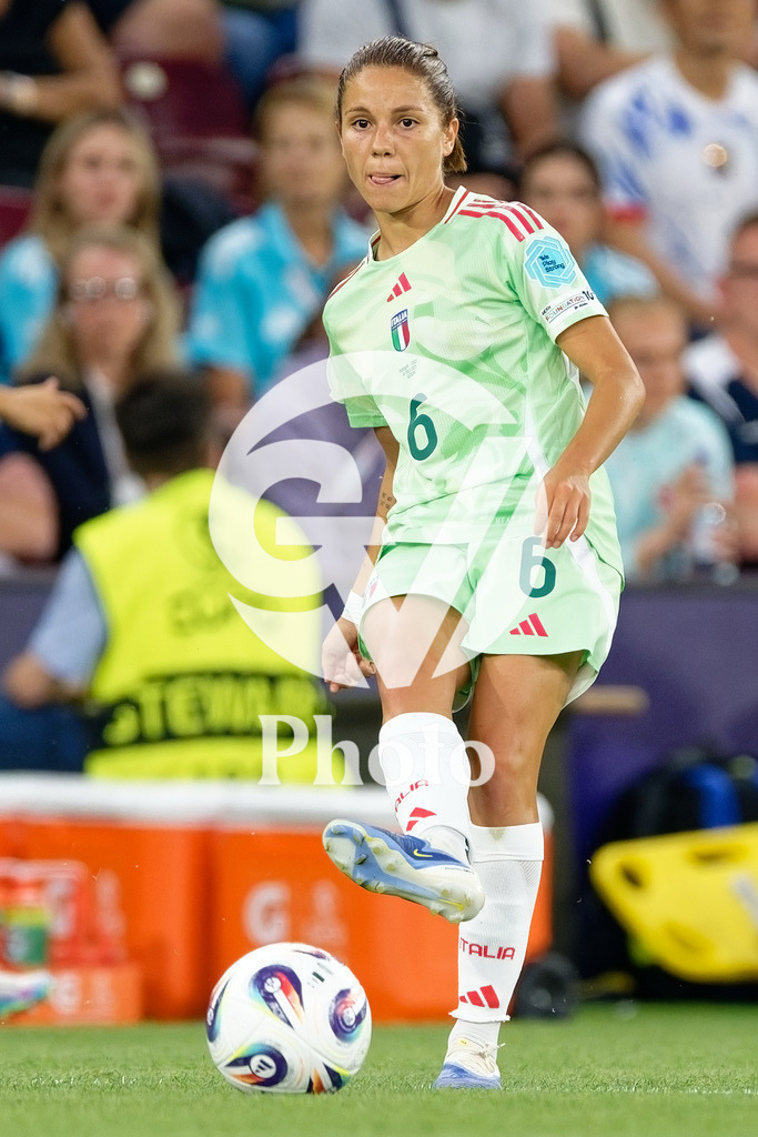 Norway v Italy - UEFA Women's EURO 2025 Quarter-Final | GENEVA, SWITZERLAND - JULY 16: Manuela Giugliano of Italy passes the ball  during the UEFA Women's EURO 2025 Quarter-Final match between Norway and Italy at Stade de Geneve on July 16, 2025 in Geneva, Switzerland. (Photo by Giuseppe Velletri/Sports Press Photo/Getty Images)