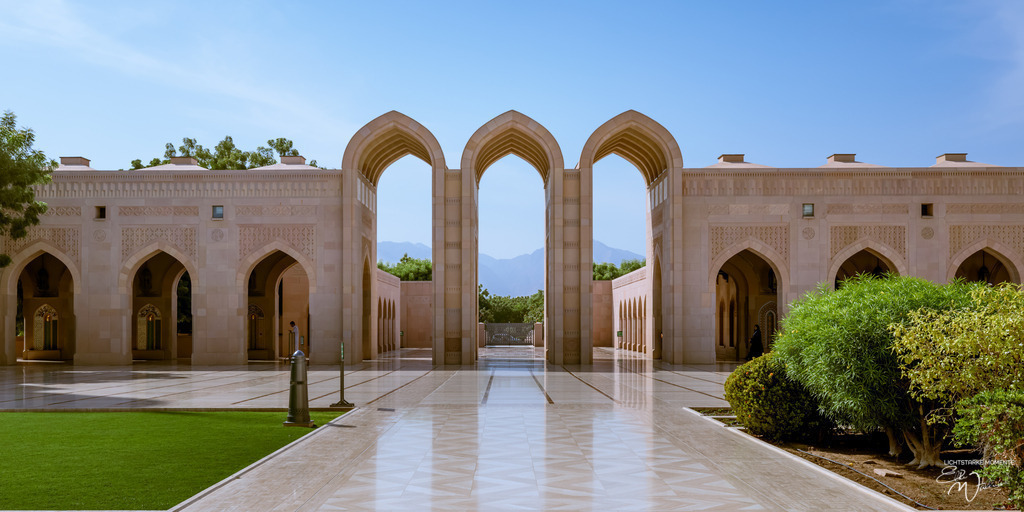 Sultan Qaboos Grand Mosque, Muskat | Herzlich willkommen auf meiner Seite! Ich bin Elke Wallnisch, Deine Fotografin für lichtstarke Momente. Der Name steht für alles, was mich mit der Fotografie verbindet: Das Licht und seine machtvolle Wirkung auf eine Situation oder unsere Stimmung - Realisiert mit Pictrs.com