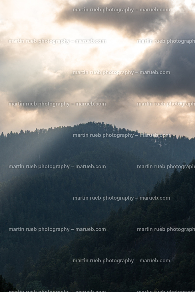 Sun's there | Sunlight breaks through the clouds - Realisiert mit Pictrs.com