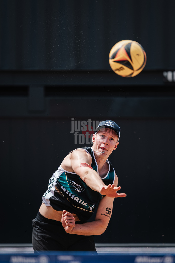 Beachvolleyball | Frauen | Allianz German Beach Tour 2025 | Tourstop Hamburg | 30.05.2025 | Robin Sowa beim Aufschlag