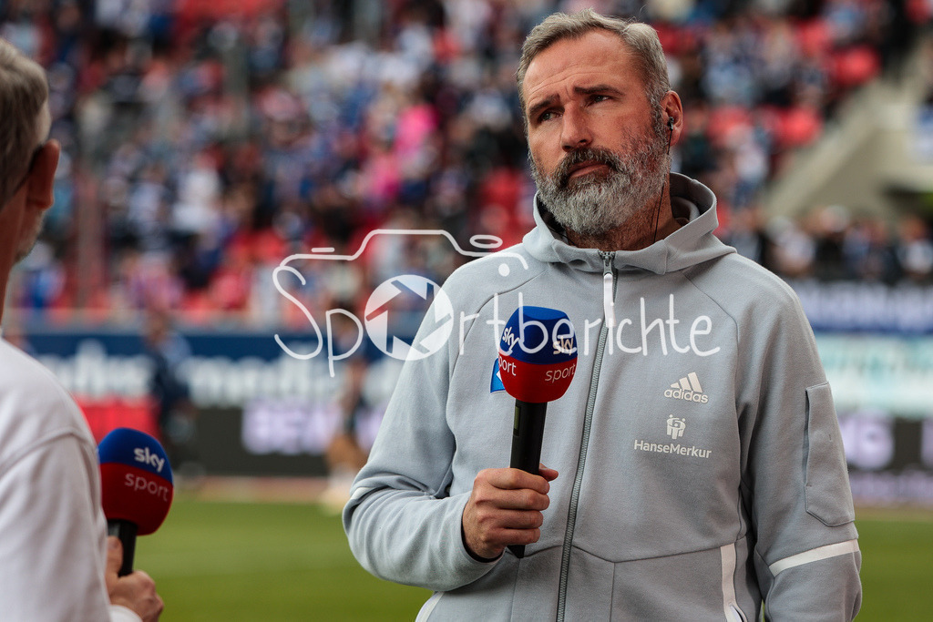 SSV Jahn Regensburg - Hamburger SV | HSV Trainer Tim Walter vor der Partie am Mikrofon von SKY / Interview / DFL REGULATIONS PROHIBIT ANY USE OF PHOTOGRAPHS AS IMAGE SEQUENCES AND/OR QUASI-VIDEO