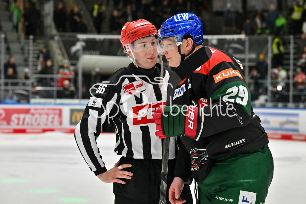 Augsburger Panther - Löwen Frankfurt  | im Gespraech Linienrichter Yannik KOZIOL und Denis REUL (Augsburger Panther #29) / DEL: Augsburger Panther - Loewen Frankfurt, Curt Frenzel Stadion am 12.01.2025