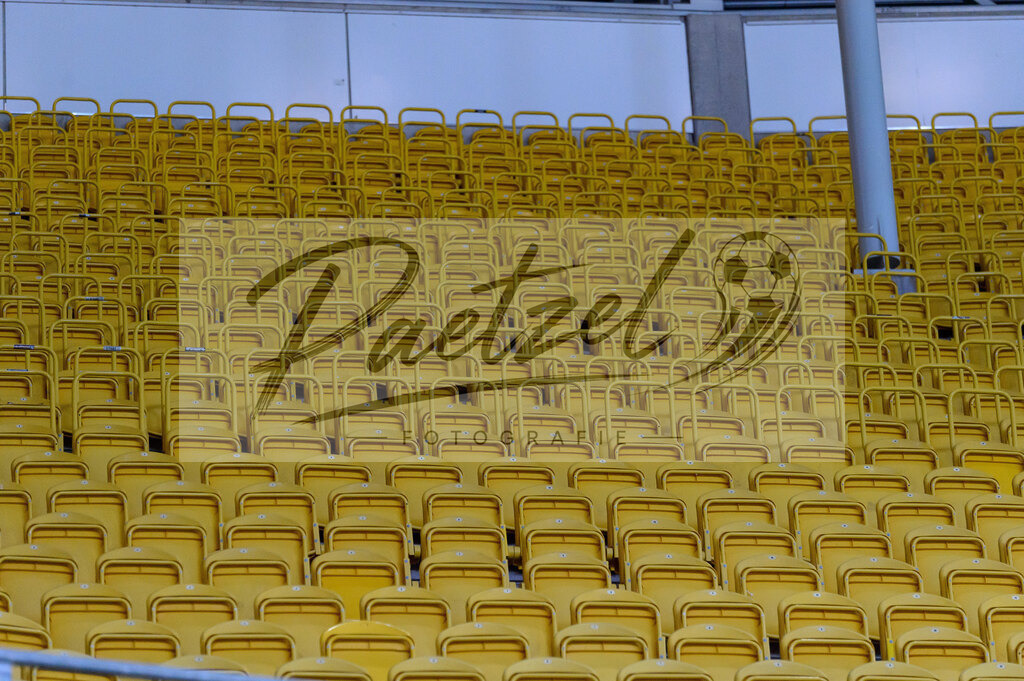 SGDHSV20220114_159 | Fussball, Herren: . Leere Tribuene bei dem Spiel der 2. Bundesliga zwischen SG Dynamo Dresden und Hamburger SV im Rudolf-Harbig-Stadion am 14.01.2022 in Dresden, Deutschland.DFB / DFL REGULATIONS PROHIBIT ANY USE OF PHOTOGRAPHS AS IMAGE SEQUENCES AND/OR QUASI-VIDEO. - Realisiert mit Pictrs.com
