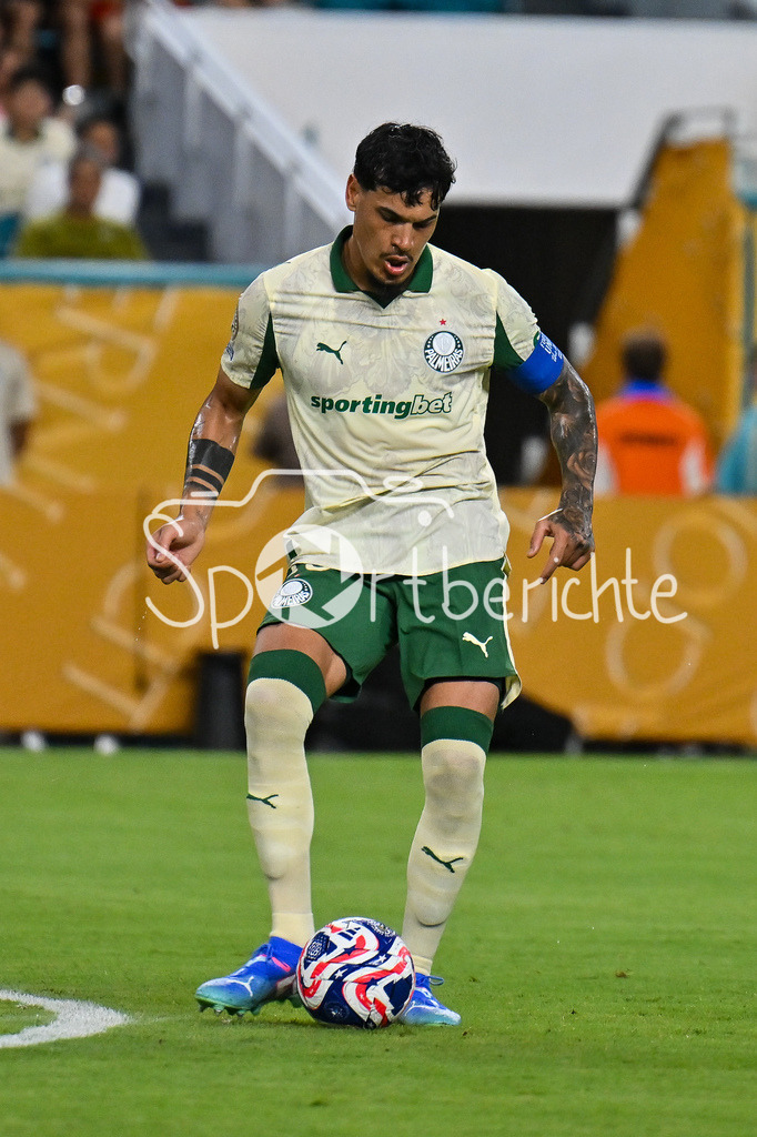 Inter Miami CF - Palmeiras Sao Paulo | am Ball Gustavo GOMEZ (Palmeiras 15) / Einzelfoto / Freisteller / FIFA Club World Cup: Inter Miami CF - Palmeiras Sao Paulo, Hard Rock Stadium am 23.06.2025 / NOT FOR SALE IN USA