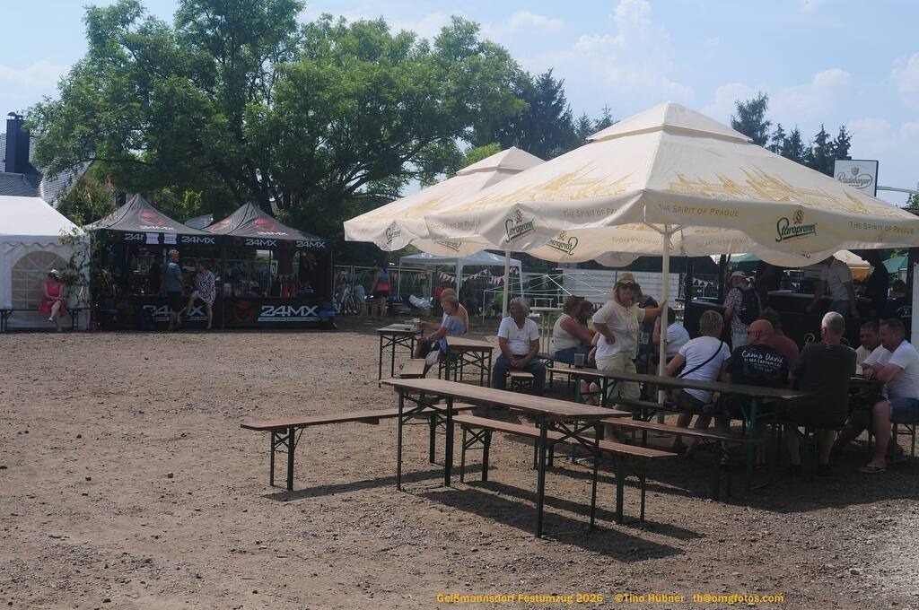 Geißmannsdorf-2026-Festumzug-057 | Festumzug in Geißmannsdorf bei Bischofswerda im Juni 2026. Fotografische Eindrücke und Momentaufnahmen vom Festumzug anläßlich des 800-jährigen Bestehens von Geißmannsdorf - mit Teilnehmern und Gästen, Strohpuppen und geschmückten Vorgärten und Grundstücken - Realisiert mit Pictrs.com