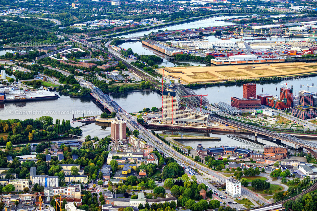 Hamburg_Rothenburgsort_Billhorner_Brückenstrasse_Elbtower_ELS_5354200925 | HAMBURG 20.09.2025 Baustopp auf der Baustelle zum Neubau des Hochhaus- Gebäudekomplexes " Elbtower " an der Zweibrückenstraße zwischen Oberhafenkanal und Norderelbe im Ortsteil HafenCity in Hamburg, Deutschland. Weiterführende Informationen bei: Adolf Lupp GmbH + Co KG,  Akustik-Ingenieurbüro Moll GmbH,  BTB Betontechnik GmbH,  David Chipperfield Architects - Gesellschaft von Architekten mbH,  Deutsche Doka Schalungstechnik GmbH,  Ed. Züblin AG,  Implenia AG,  LV Baumanagement AG,  NOBU HOTELS CORPORATE OFFICE,  SIGNA HOLDING GMBH. // Construction stop on the construction site for the new high-rise building complex "Elbtower" on Zweibrueckenstrasse between Oberhafenkanal and Norderelbe in the HafenCity district of Hamburg, Germany. Further information at: Adolf Lupp GmbH + Co KG,  Akustik-Ingenieurbuero Moll GmbH,  BTB Betontechnik GmbH,  David Chipperfield Architects - Gesellschaft von Architekten mbH,  Deutsche Doka Schalungstechnik GmbH,  Ed. Zueblin AG,  Implenia AG,  LV Baumanagement AG,  NOBU HOTELS CORPORATE OFFICE,  SIGNA HOLDING GMBH. Foto: Martin Elsen
