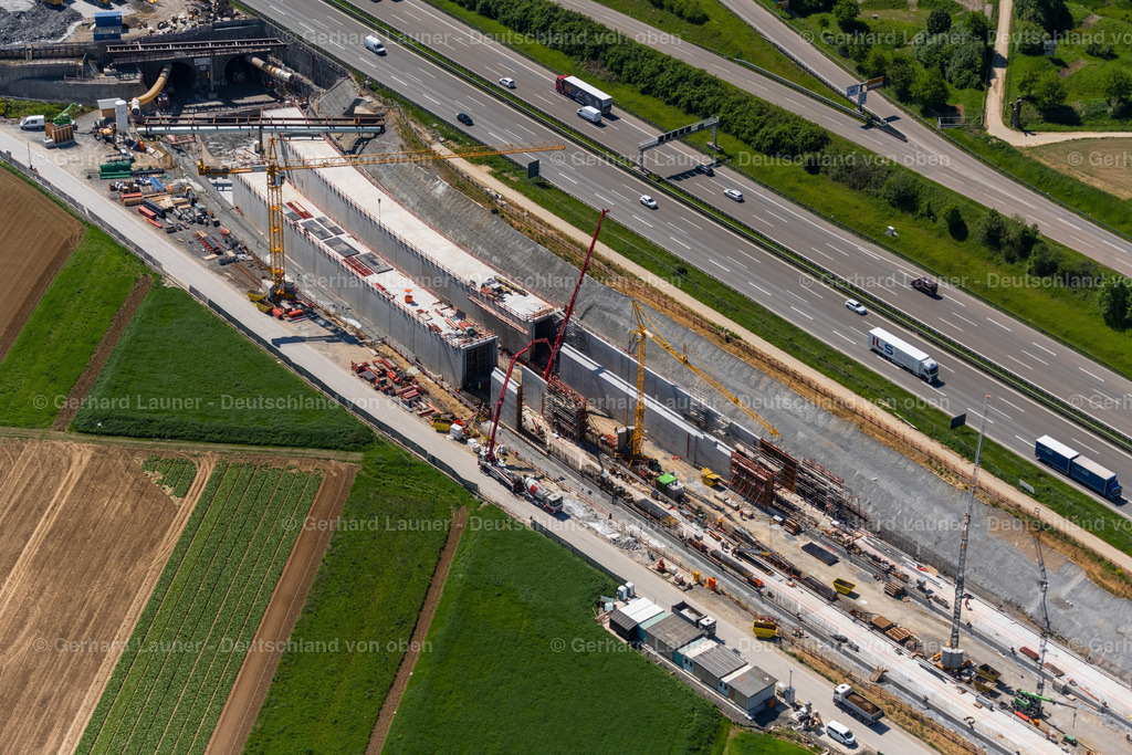 4045645 | STUTTGART 31.05.2021 Baustelle mit Tunnelführungsarbeiten für die Streckenführung und den Verlauf " Flughafentunnel " parallel zum Verlauf der Autobahn BAB A8 im Ortsteil Plieningen in Stuttgart im Bundesland Baden-Württemberg, Deutschland. Weiterführende Informationen bei: GBI Gackstatter Beratende Ingenieure GmbH,  Max Bögl Bauservice GmbH & Co. KG,  Vössing Ingenieurgesellschaft mbH. // Construction site with tunneling work for the route and the "airport tunnel" course parallel to the course of the A8 motorway in the Plieningen district of Stuttgart in the state Baden-Wuerttemberg, Germany. Further information at: GBI Gackstatter Beratende Ingenieure GmbH,  Max Boegl Bauservice GmbH & Co. KG,  Voessing Ingenieurgesellschaft mbH. Foto: Gerhard Launer