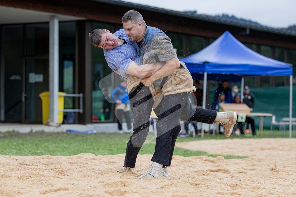 Unteriberg2025_2495 | Die Schwinger des Schwyzer Kantonalen Schwingerverbandes: Fotos, die Dynamik und Leidenschaft festhalten, sowie emotionale Momente aus dem traditionellen Schwingsport zeigen. - Realisiert mit Pictrs.com