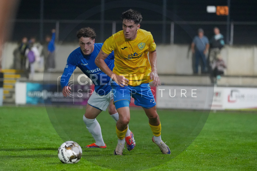 Fußball, Herren, Saison 2025/2026, Regionalliga Nordost, 6. Spieltag, FSV 63 Luckenwalde vs. VSG Altglienicke, Freitag 28.08.2025, Werner-Seelenbinder-Stadion Luckenwalde | Fußball, Herren, Saison 2025/2026, Regionalliga Nordost, 6. Spieltag, FSV 63 Luckenwalde vs. VSG Altglienicke, Freitag 28.08.2025, Werner-Seelenbinder-Stadion Luckenwalde, Im Bild: Nico Lübke (l. Altglienicke) und Mike Bachmann (r. Luckenwalde) - Realisiert mit Pictrs.com