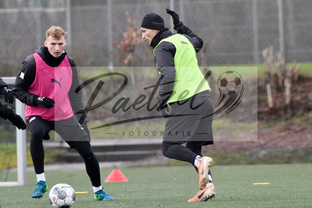 20200203_TRAOSN_0041 | Fußball, Herren: Sven Koehler (VfL Osnabrueck) in Aktion, am Ball, Einzelaktion waehrend der Trainingseinheit des VfL Osnabrueck im Sportpark Illoshoehe am 03.02.2020 in Osnabrueck, Deutschland. - Realisiert mit Pictrs.com