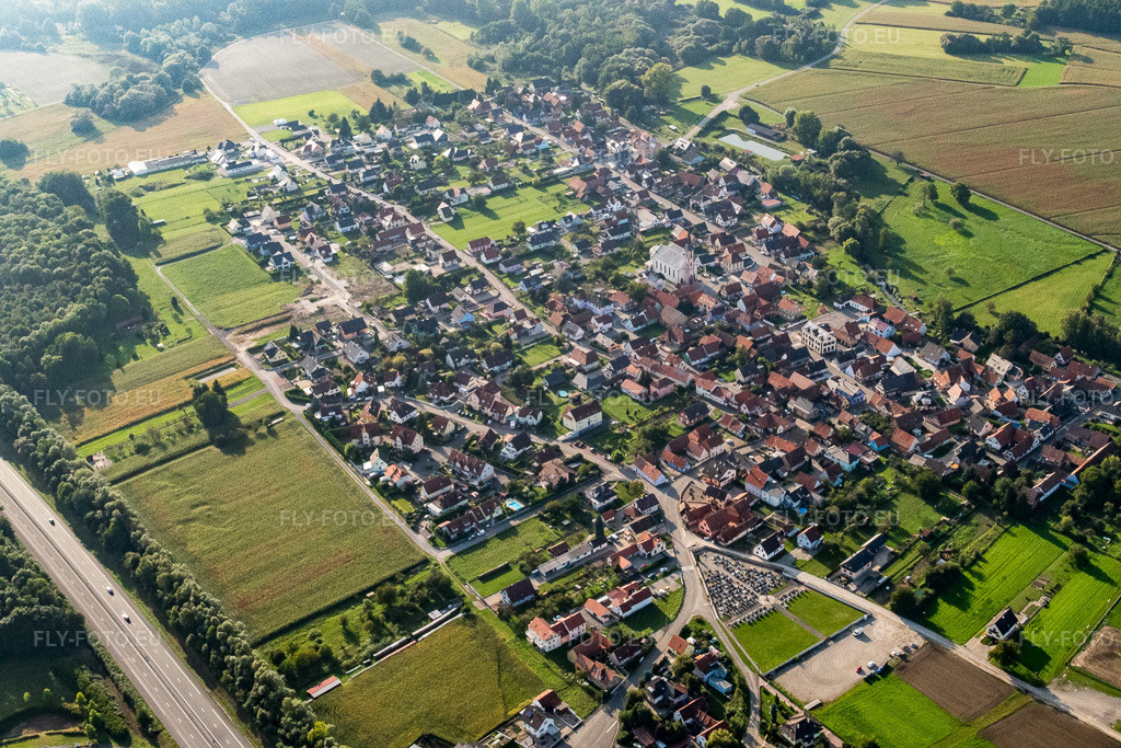 Vue aérienne: Vue de la ville depuis l'est à Leutenheim dans le département Bas Rhin, France – .Photo: P1000919.jpg prise le 15/09/2014 par Werner Riehm/FLY-FOTO.eu – Résolution de l'original: 5472 x 3648 px