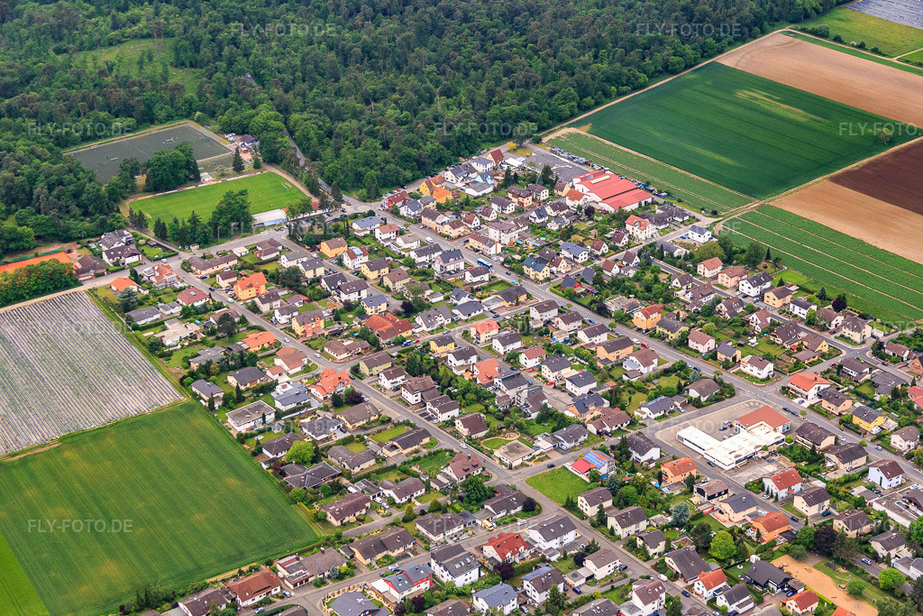 Luftbild: Waldstraße zum Sportplatz der Sportgemeinde Einhausen 1919 e.V. in Einhausen im Bundesland Hessen in Deutschland. – Foto: IMG_088996.jpg vom 20.05.2016 durch Werner Riehm/FLY-FOTO.de – Auflösung des Originals: 5472 x 3648 px – Spiel- und Sportgemeinschaft Einhausen 1919 e.V