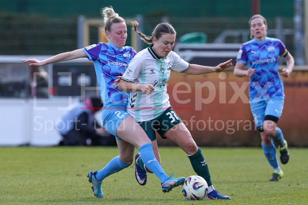Fussball, Google Pixel Frauen-Bundesliga, SV Werder Bremen - SGS Essen | v.li.: Julia Debitzki (SGS Essen, 23) und Mara Alber (SV Werder Bremen, 37) im Zweikampf, Duell, Dynamik, Aktion, Action, Spielszene, DIE DFB-RICHTLINIEN UNTERSAGEN JEGLICHE NUTZUNG VON FOTOS ALS SEQUENZBILDER UND/ODER VIDEOÄHNLICHE FOTOSTRECKEN. DFB REGULATIONS PROHIBIT ANY USE OF PHOTOGRAPHS AS IMAGE SEQUENCES AND/OR QUASI-VIDEO.