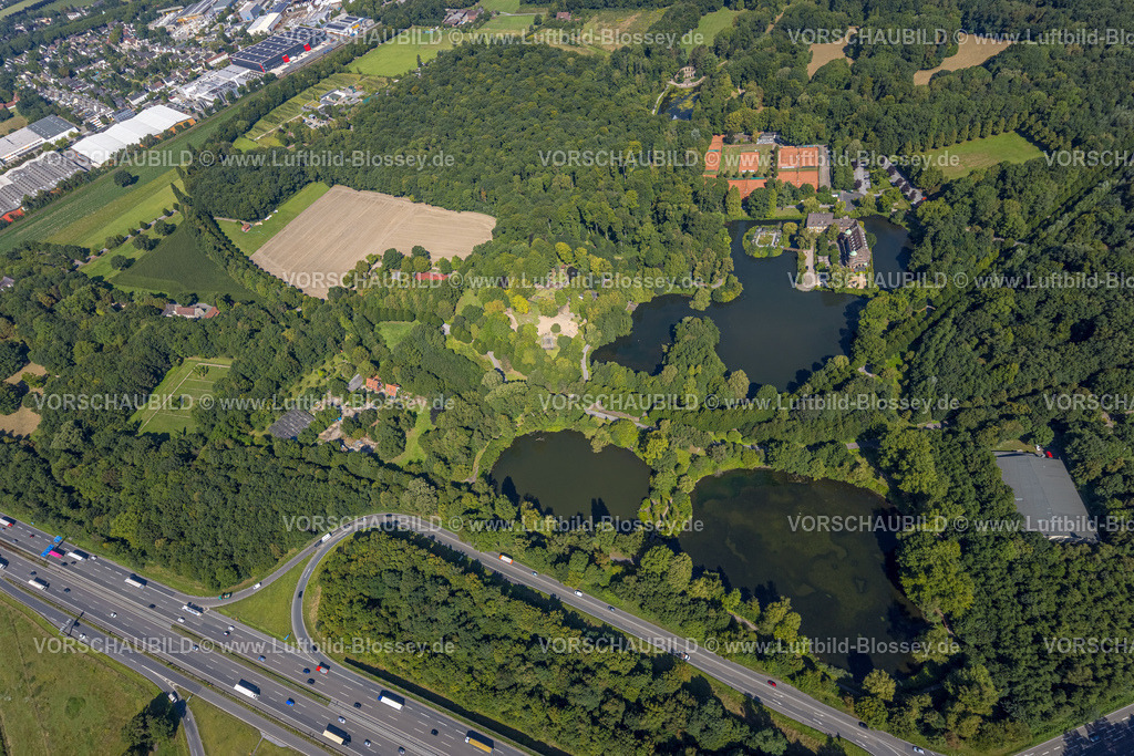 Gladbeck250800325 | Luftbild, Restaurant Wasserschloss Wittringen mit Schlossteich und Schlosspark und Tennisanlage, an der Autobahn A2 mit Anschlussstelle Essen/Gladbeck, Tennisanlage, oben der Wittringer Wald mit See und Ehrenmal Wittringen, Butendorf, Gladbeck, Ruhrgebiet, Nordrhein-Westfalen, Deutschland