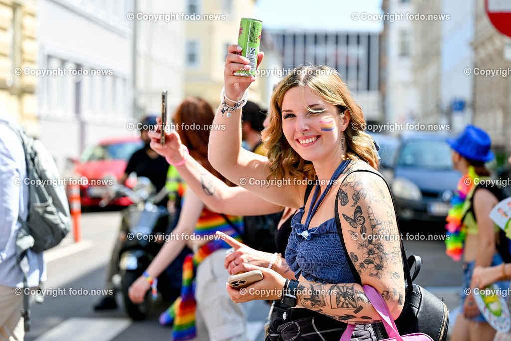 Linzpride 2024_ 06.07.2024-116 | 06.07.2024, Linz, AUT, Linzpride 2024, im Bild Teilnehmer an der Linz Pride 2024
