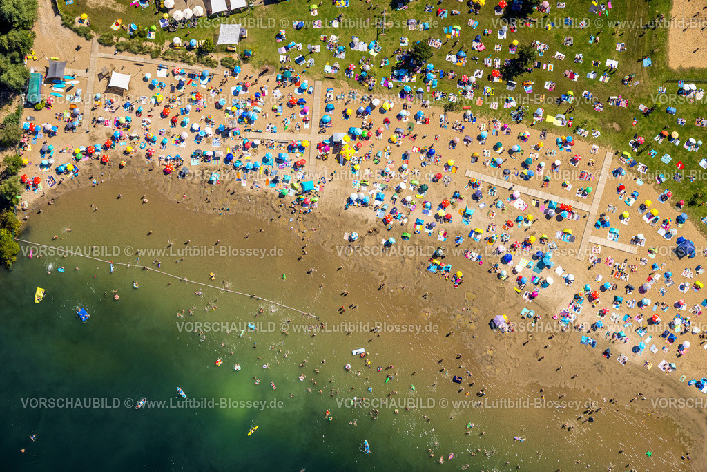 Voerde240802970StrandbadTenderingssee_Freibad | Luftbild, Strandbad Tenderingssee, Freibad am Tender, Sandstrand und Liegewiese mit Badegästen und bunten Sonnenschirmen, spielen und sonnen am Strand, Formen und Farben, Möllen, Voerde, Ruhrgebiet, Nordrhein-Westfalen, Deutschland