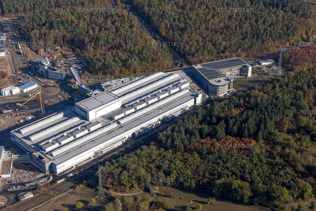 Luftbild: Parkhaus SEW-EURODRIVE GmbH & Co KG im Ortsteil Graben in Graben-Neudorf im Bundesland Baden-Württemberg in Deutschland. Foto: IMG_112219.jpg vom 02.11.2018 durch Werner Riehm/FLY-FOTO.de